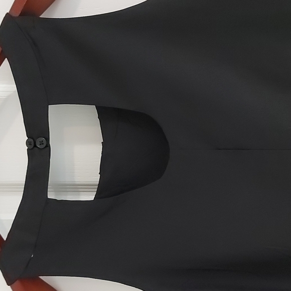 Sleeveless Blouse - Picture 3 of 3